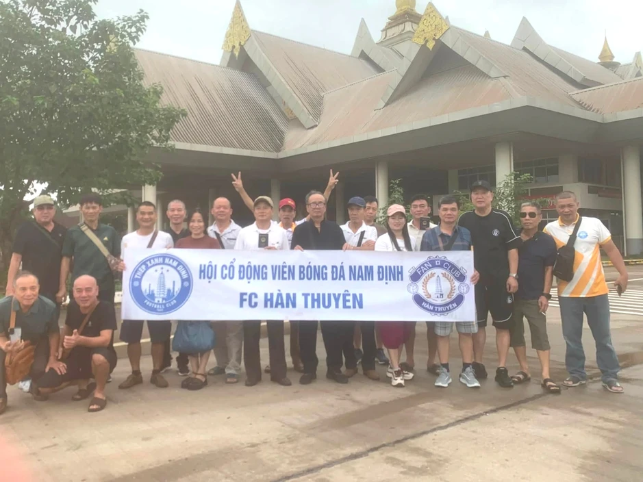 40 người thuê xe khách đi 1.400km sang Thái Lan, cổ vũ tuyển Việt Nam 40 người thuê xe khách đi 1.400km sang Thái Lan, cổ vũ tuyển Việt Nam
