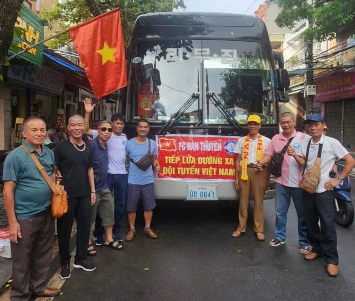40 người thuê xe khách đi 1.400km sang Thái Lan, cổ vũ tuyển Việt Nam 40 người thuê xe khách đi 1.400km sang Thái Lan, cổ vũ tuyển Việt Nam