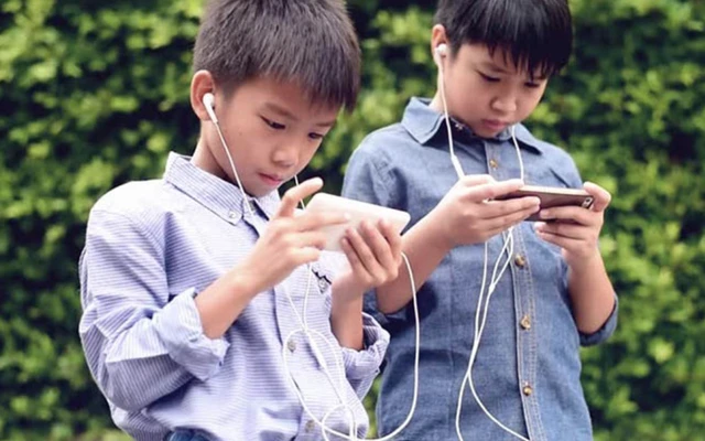 6 cách giúp trẻ cai điện thoại hiệu quả không cần tịch thu 6 cách giúp trẻ cai điện thoại hiệu quả không cần tịch thu