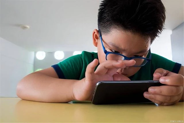 6 cách giúp trẻ cai điện thoại hiệu quả không cần tịch thu 6 cách giúp trẻ cai điện thoại hiệu quả không cần tịch thu