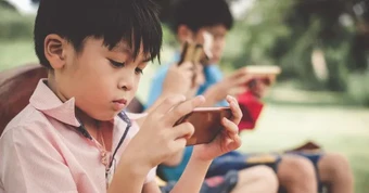 6 cách giúp trẻ cai điện thoại hiệu quả không cần tịch thu