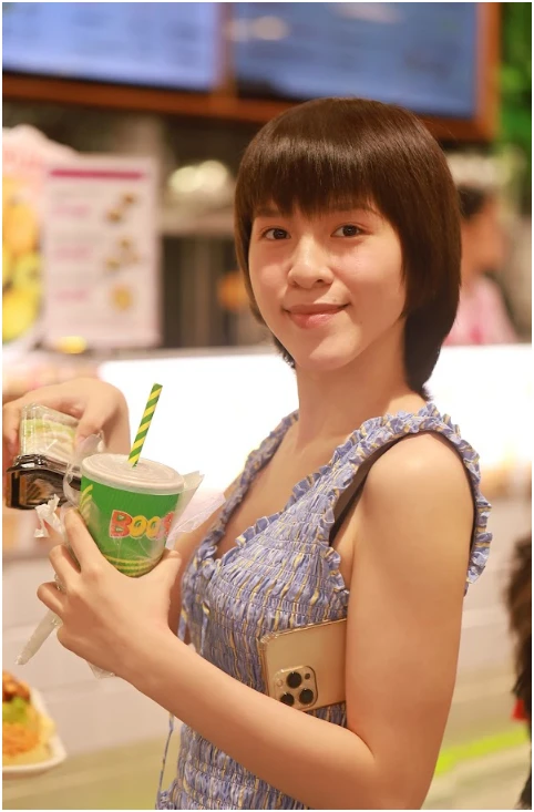 6 lần hoá trị, chủ động cạo tóc để điều trị ung thư ở tuổi 22: “Mình chọn tin là mình sẽ khỏi" 6 lần hoá trị, chủ động cạo tóc để điều trị ung thư ở tuổi 22: “Mình chọn tin là mình sẽ khỏi"