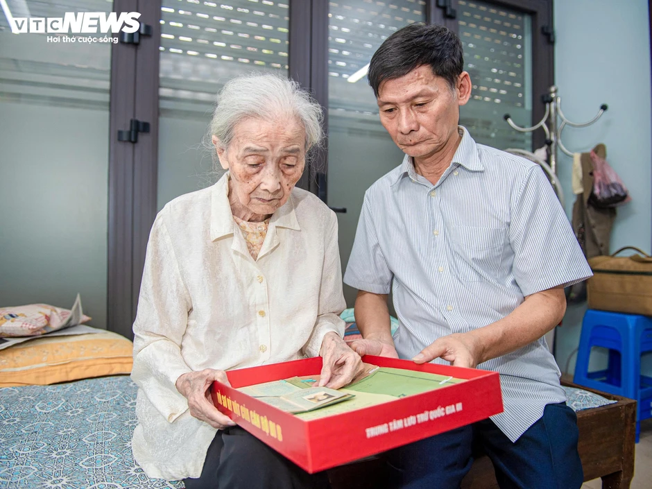 60 năm chờ đợi, người vợ 93 tuổi nghẹn ngào đón 96 trang kỷ vật của chồng liệt sĩ 60 năm chờ đợi, người vợ 93 tuổi nghẹn ngào đón 96 trang kỷ vật của chồng liệt sĩ