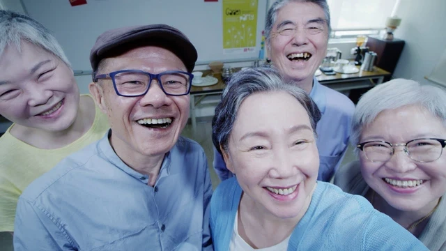 8 năm làm giúp việc cho nhà giàu, tôi nhận ra: Về già chỗ dựa không chỉ là tiền, 5 điều này mới quan trọng 8 năm làm giúp việc cho nhà giàu, tôi nhận ra: Về già chỗ dựa không chỉ là tiền, 5 điều này mới quan trọng