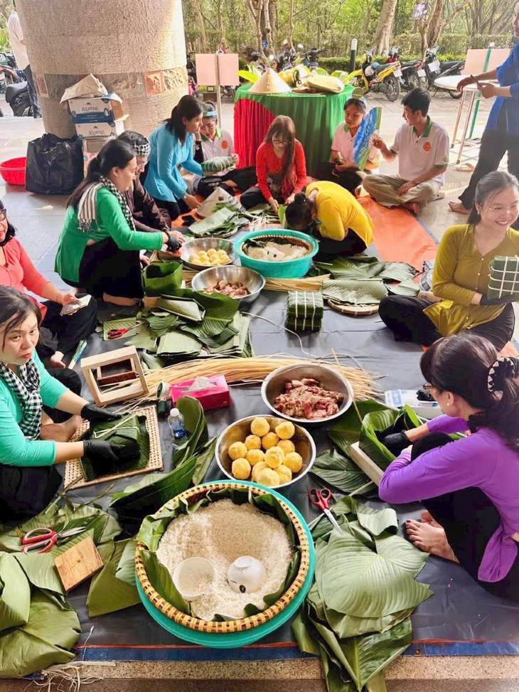 90 đội thi gói bánh chưng dâng Quốc Tổ Hùng Vương dịp giỗ Tổ 90 đội thi gói bánh chưng dâng Quốc Tổ Hùng Vương dịp giỗ Tổ