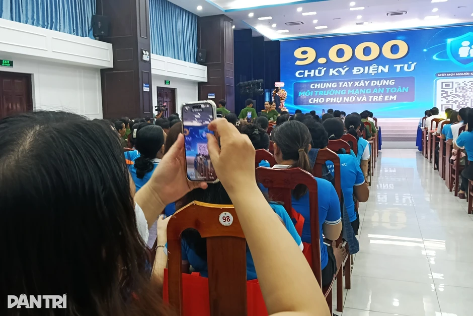 9.000 chữ ký cam kết xây dựng môi trường mạng an toàn cho phụ nữ, trẻ em 9.000 chữ ký cam kết xây dựng môi trường mạng an toàn cho phụ nữ, trẻ em