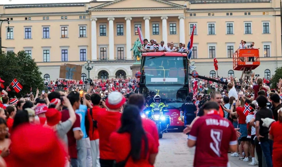 90.000 người "chèo thuyền" chào đón đội tuyển Na Uy về nước sau World Cup
