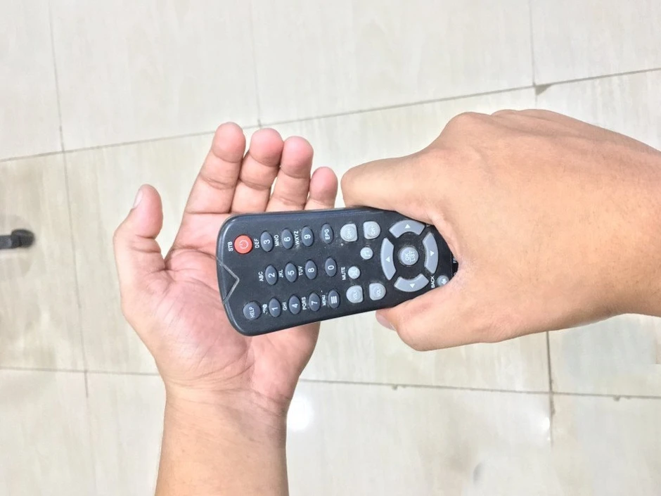 Ai giải thích được lý do điều khiển TV bấm không nhận mà cứ "đập vài cái" lại dùng như bình thường không? Ai giải thích được lý do điều khiển TV bấm không nhận mà cứ "đập vài cái" lại dùng như bình thường không?