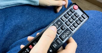 Ai giải thích được lý do điều khiển TV bấm không nhận mà cứ "đập vài cái" lại dùng như bình thường không?