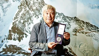 Ai là người cao tuổi nhất chinh phục Everest?