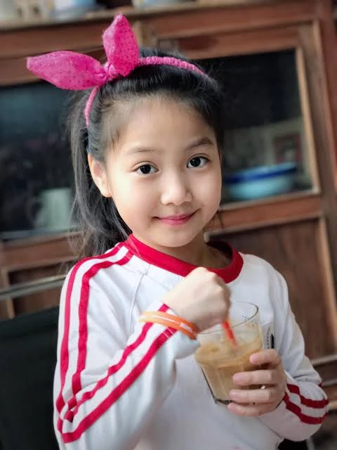 Ái nữ nhà diễn viên Mạnh Trường tròn 17 tuổi: Bé Chip giờ đã thành thiếu nữ, không chỉ xinh đẹp mà còn cực tài năng Ái nữ nhà diễn viên Mạnh Trường tròn 17 tuổi: Bé Chip giờ đã thành thiếu nữ, không chỉ xinh đẹp mà còn cực tài năng