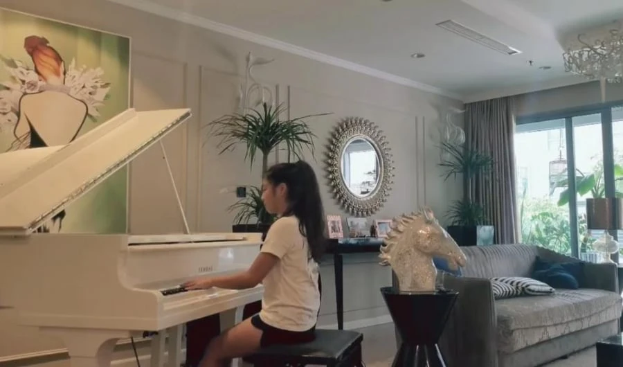 Ái nữ nhà diễn viên Mạnh Trường tròn 17 tuổi: Bé Chip giờ đã thành thiếu nữ, không chỉ xinh đẹp mà còn cực tài năng Ái nữ nhà diễn viên Mạnh Trường tròn 17 tuổi: Bé Chip giờ đã thành thiếu nữ, không chỉ xinh đẹp mà còn cực tài năng