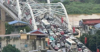 Ám ảnh mất 100 triệu sửa xe, người Thái Nguyên đưa ô tô lên cầu tránh lũ