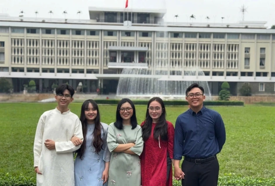 Áo dài ngày Tết: Nét đẹp không đổi giữa lòng đô thị hiện đại Áo dài ngày Tết: Nét đẹp không đổi giữa lòng đô thị hiện đại
