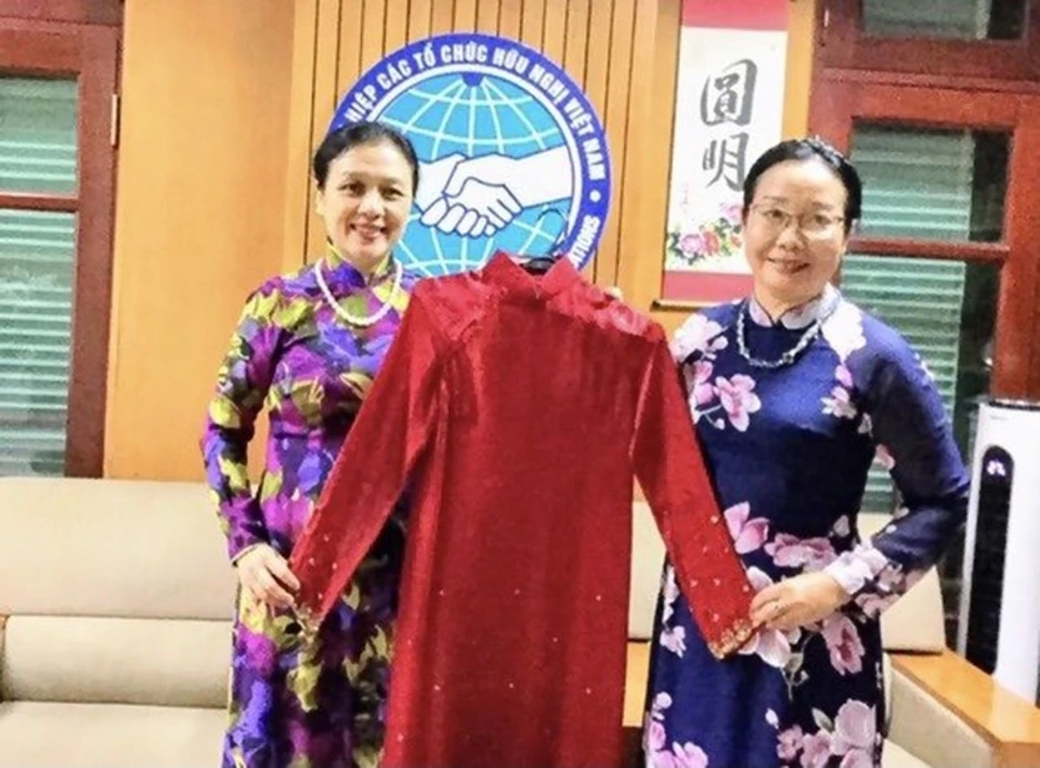 Áo dài theo chân nữ đại sứ Việt Nam ra thế giới Áo dài theo chân nữ đại sứ Việt Nam ra thế giới