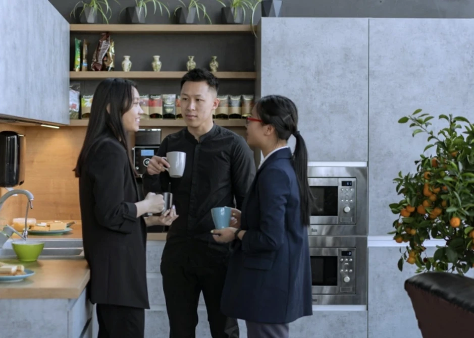 Áp lực từ văn hóa 'trà chiều công sở' Áp lực từ văn hóa 'trà chiều công sở'