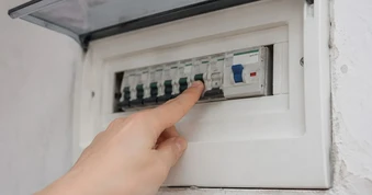 Aptomat trong nhà liên tục bị nhảy nên làm gì đầu tiên?