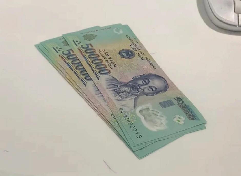 ATM bỗng nhả 5 triệu đồng, người phụ nữ Hà Nội nhờ ngân hàng tìm chủ ATM bỗng nhả 5 triệu đồng, người phụ nữ Hà Nội nhờ ngân hàng tìm chủ
