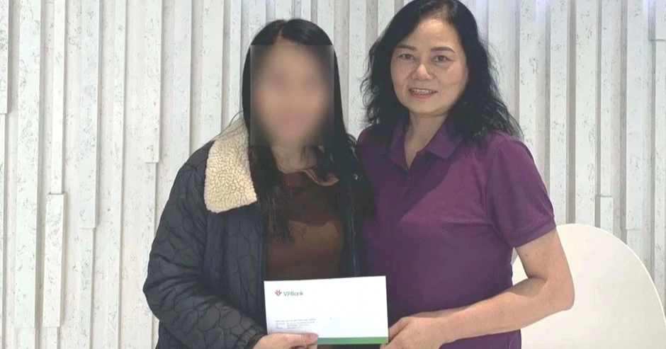 ATM bỗng nhả 5 triệu đồng, người phụ nữ Hà Nội nhờ ngân hàng tìm chủ ATM bỗng nhả 5 triệu đồng, người phụ nữ Hà Nội nhờ ngân hàng tìm chủ