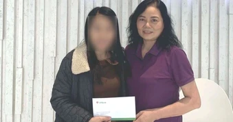 ATM bỗng nhả 5 triệu đồng, người phụ nữ Hà Nội nhờ ngân hàng tìm chủ