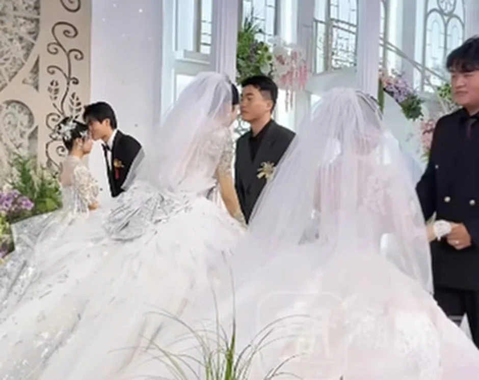 Ba anh em sinh ba ở Trung Quốc cưới vợ cùng ngày vì "làm gì cũng có nhau" Ba anh em sinh ba ở Trung Quốc cưới vợ cùng ngày vì "làm gì cũng có nhau"