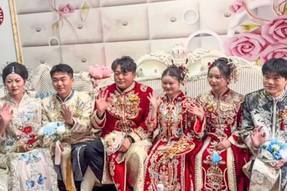 Ba anh em sinh ba ở Trung Quốc cưới vợ cùng ngày vì "làm gì cũng có nhau" Ba anh em sinh ba ở Trung Quốc cưới vợ cùng ngày vì "làm gì cũng có nhau"