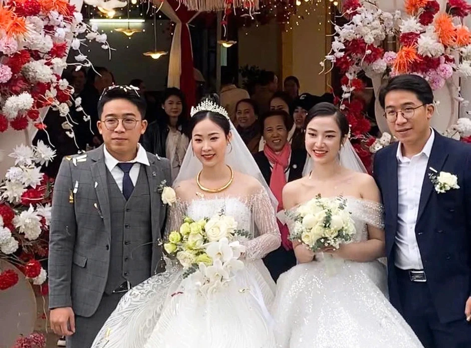 Ba anh em sinh ba ở Trung Quốc cưới vợ cùng ngày vì "làm gì cũng có nhau" Ba anh em sinh ba ở Trung Quốc cưới vợ cùng ngày vì "làm gì cũng có nhau"