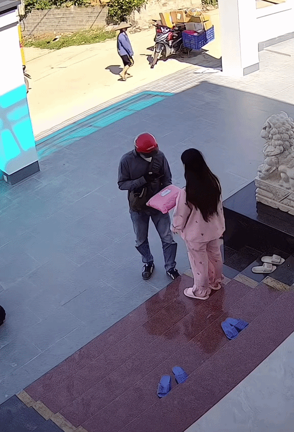 Bà hàng xóm khiến anh shipper tí thì "nhảy xuống sông Hoàng Hà cũng không rửa sạch được nỗi oan” Bà hàng xóm khiến anh shipper tí thì "nhảy xuống sông Hoàng Hà cũng không rửa sạch được nỗi oan”