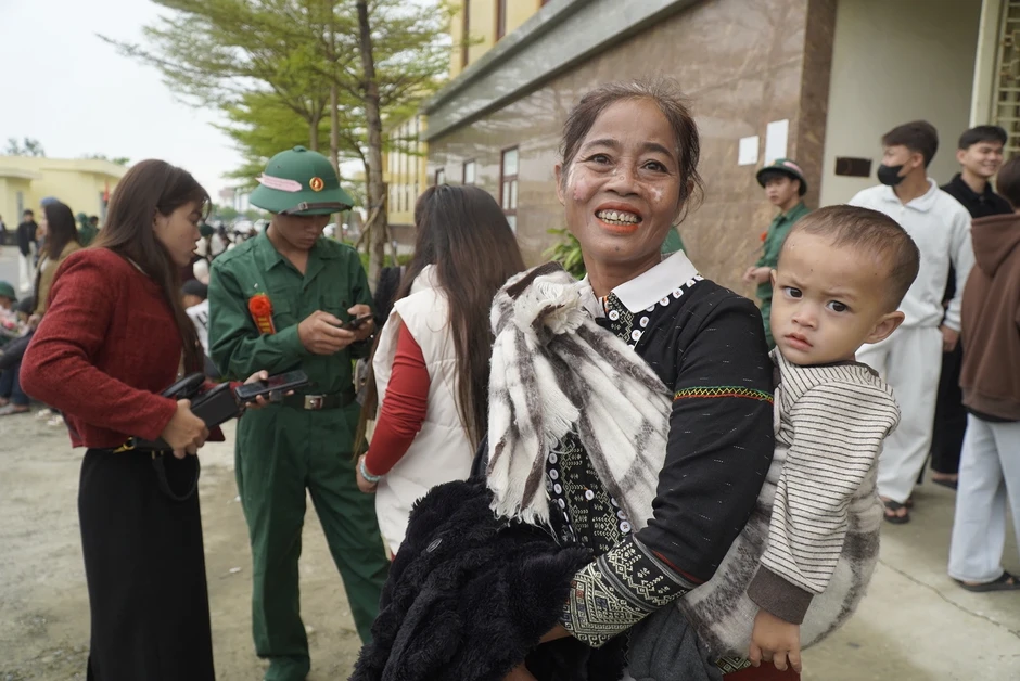 Bà mẹ Vân Kiều dẫn 'đoàn' con cháu vượt 70 km về phố tiễn con trai đi nghĩa vụ Bà mẹ Vân Kiều dẫn 'đoàn' con cháu vượt 70 km về phố tiễn con trai đi nghĩa vụ