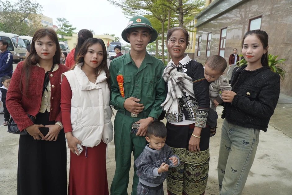 Bà mẹ Vân Kiều dẫn 'đoàn' con cháu vượt 70 km về phố tiễn con trai đi nghĩa vụ Bà mẹ Vân Kiều dẫn 'đoàn' con cháu vượt 70 km về phố tiễn con trai đi nghĩa vụ