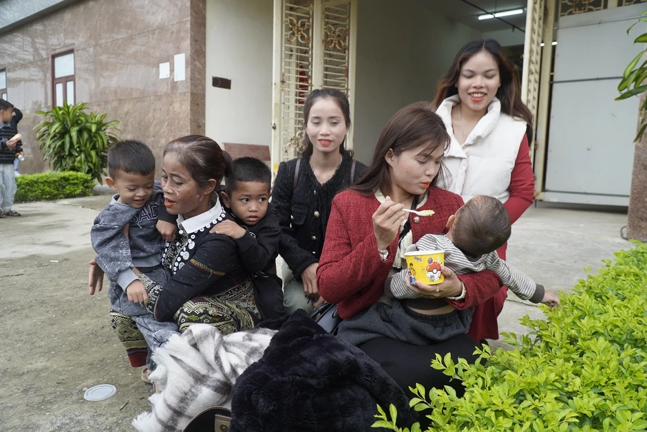 Bà mẹ Vân Kiều dẫn 'đoàn' con cháu vượt 70 km về phố tiễn con trai đi nghĩa vụ Bà mẹ Vân Kiều dẫn 'đoàn' con cháu vượt 70 km về phố tiễn con trai đi nghĩa vụ