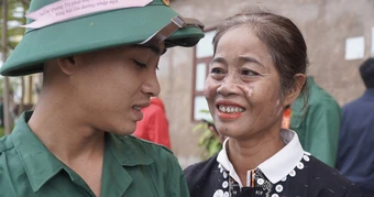 Bà mẹ Vân Kiều dẫn 'đoàn' con cháu vượt 70 km về phố tiễn con trai đi nghĩa vụ