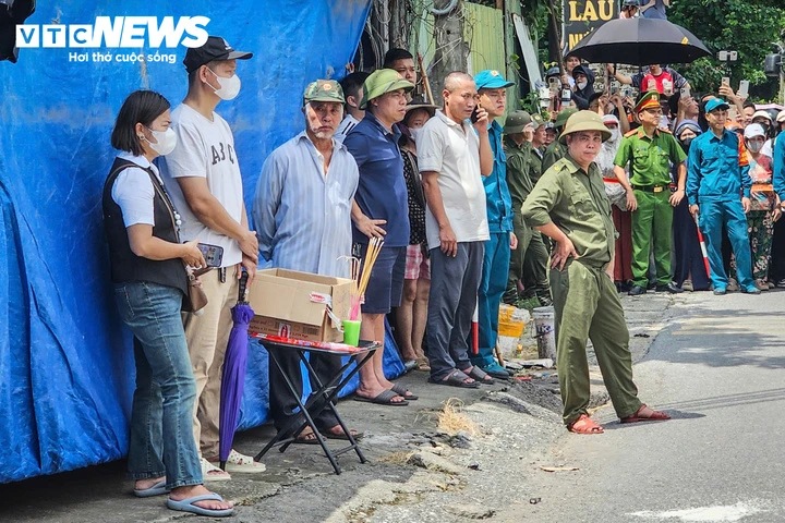 Ba năm, hai lần mất người thân, mẹ nam sinh khóc nghẹn đón con về