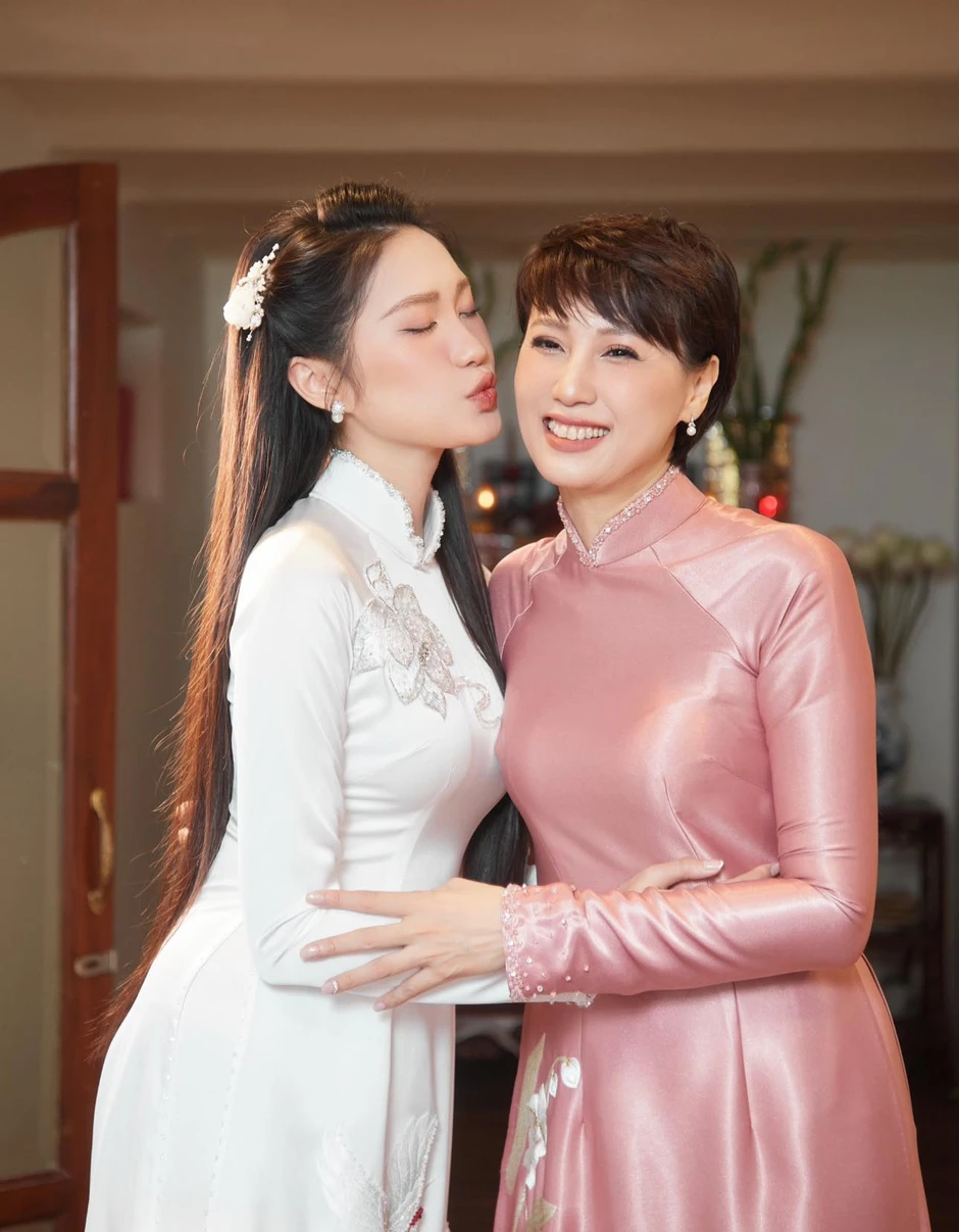 Bà ngoại SN 1977 hot nhất Việt Nam thả dáng “choáy”, cứ xuất hiện là xôn xao Bà ngoại SN 1977 hot nhất Việt Nam thả dáng “choáy”, cứ xuất hiện là xôn xao