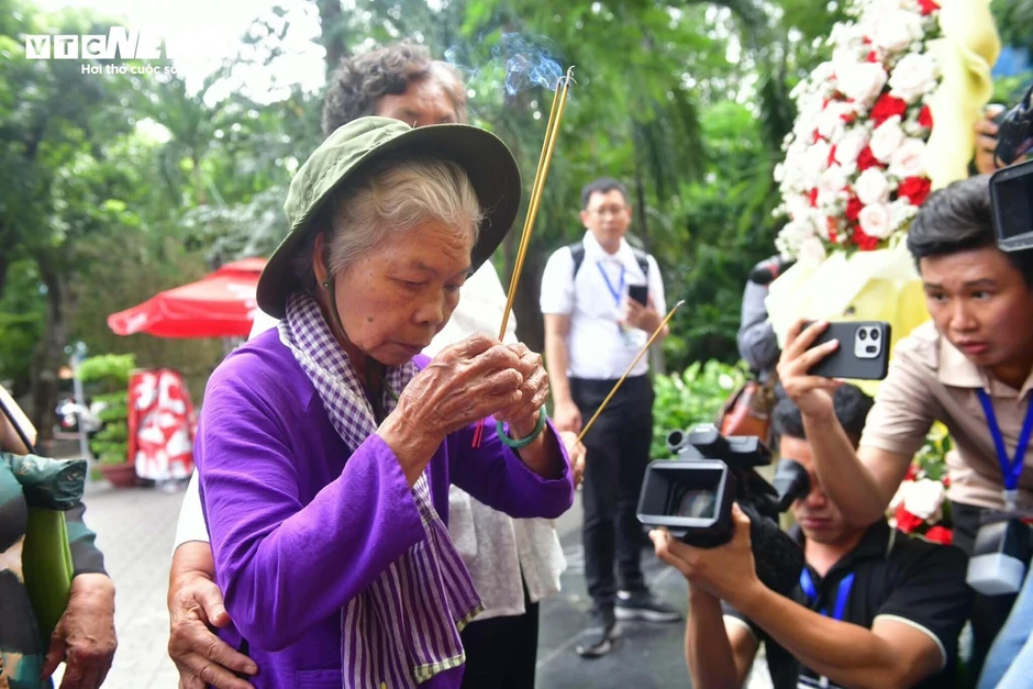 Bà Nguyễn Thị Lệ đến Công viên Lê Thị Riêng, chờ kết quả ADN liệt sĩ Huỳnh Văn Quên