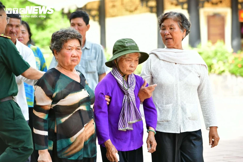 Bà Nguyễn Thị Lệ đến Công viên Lê Thị Riêng, chờ kết quả ADN liệt sĩ Huỳnh Văn Quên