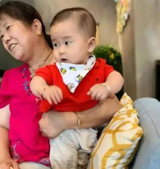 Bà nhường miếng ngon cho cháu, vài năm sau hối hận không kịp! Bà nhường miếng ngon cho cháu, vài năm sau hối hận không kịp!