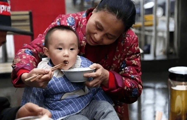 Bà nhường miếng ngon cho cháu, vài năm sau hối hận không kịp! Bà nhường miếng ngon cho cháu, vài năm sau hối hận không kịp!
