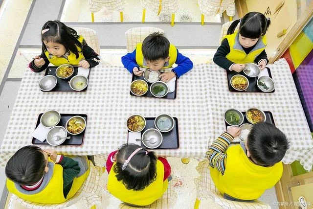Bà nhường miếng ngon cho cháu, vài năm sau hối hận không kịp! Bà nhường miếng ngon cho cháu, vài năm sau hối hận không kịp!