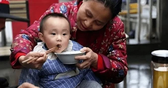 Bà nhường miếng ngon cho cháu, vài năm sau hối hận không kịp!