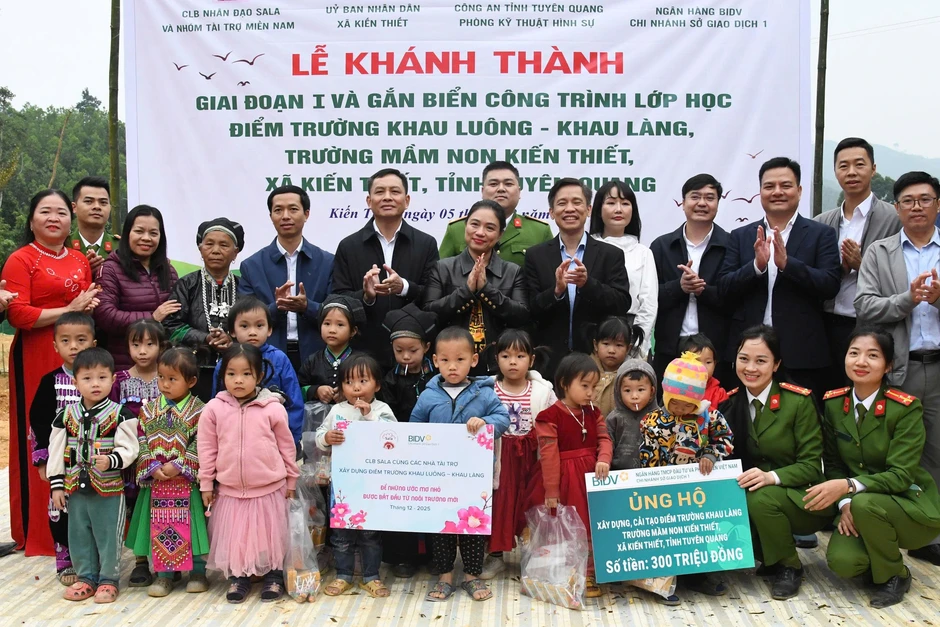 Bà Riu hiến đất xây trường cho trẻ nhỏ Bà Riu hiến đất xây trường cho trẻ nhỏ