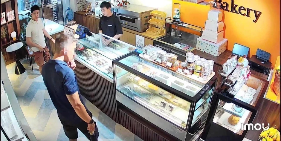 Bán chịu 200.000 đồng cho khách Tây, chủ tiệm bánh ở TP.HCM nhận cái kết bất ngờ