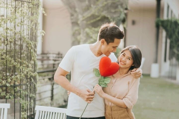 Bạn gái tự mua túi hiệu làm quà sinh nhật, tôi tự hào vì chọn đúng người Bạn gái tự mua túi hiệu làm quà sinh nhật, tôi tự hào vì chọn đúng người