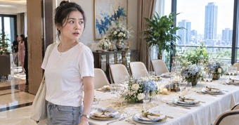 Bạn trai nói về quê chơi Trung thu, cô gái đến nhà khách cắm hoa thì anh trong cảnh không ngờ