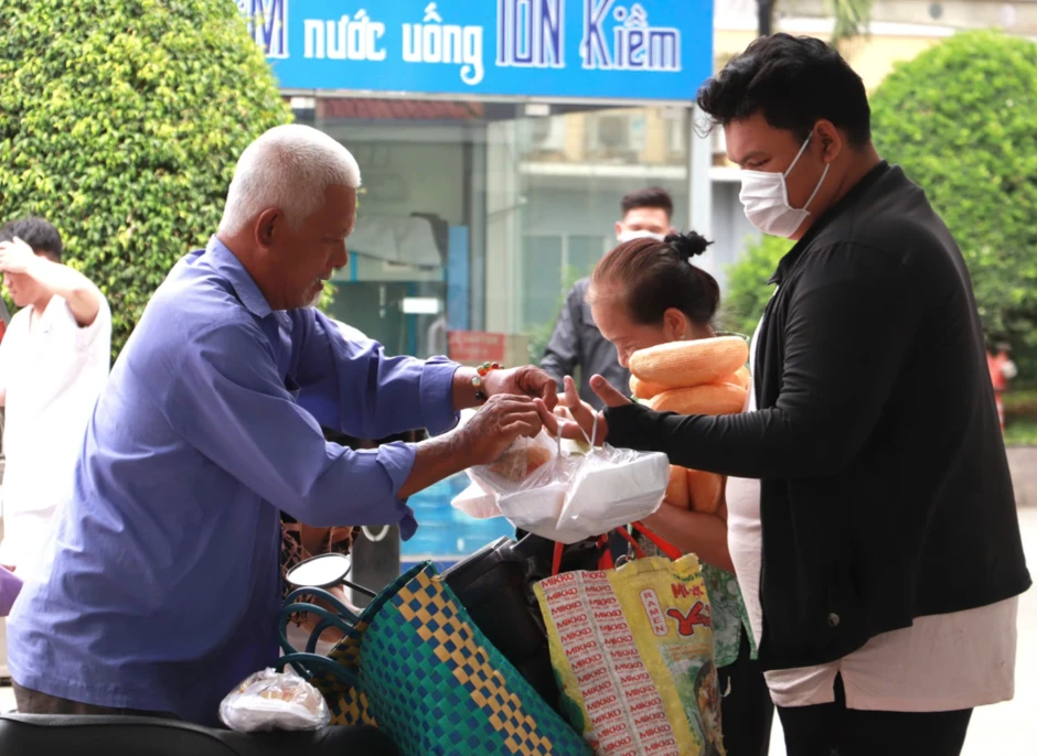 Bán vé số kiếm từng đồng, người đàn ông ngày nào cũng mang cơm vào bệnh viện