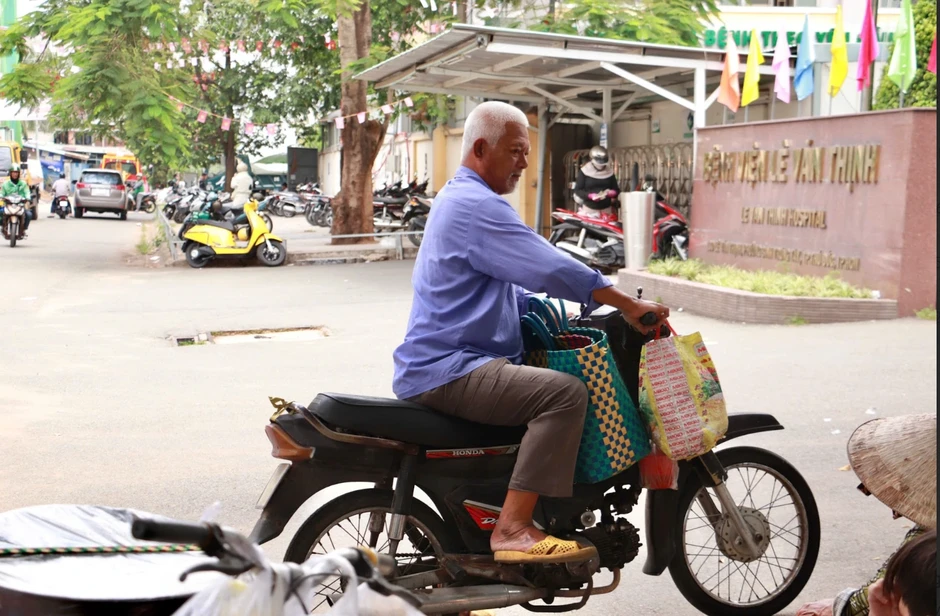Bán vé số kiếm từng đồng, người đàn ông ngày nào cũng mang cơm vào bệnh viện