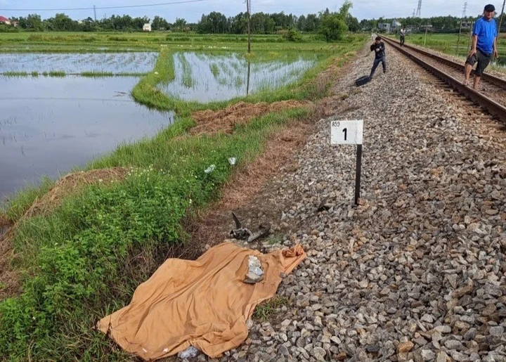Băng qua lối đi tự mở, người đàn ông ở Đà Nẵng bị tàu hỏa tông tử vong Băng qua lối đi tự mở, người đàn ông ở Đà Nẵng bị tàu hỏa tông tử vong
