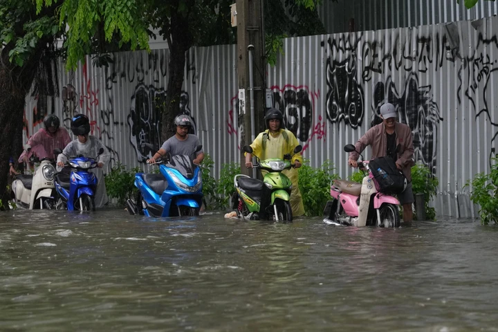 Bangkok đóng cửa trường học, đề nghị công chức làm việc tại nhà vì mưa lũ Bangkok đóng cửa trường học, đề nghị công chức làm việc tại nhà vì mưa lũ