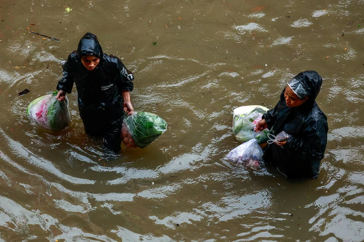 Bangkok đóng cửa trường học, đề nghị công chức làm việc tại nhà vì mưa lũ Bangkok đóng cửa trường học, đề nghị công chức làm việc tại nhà vì mưa lũ