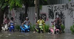 Bangkok đóng cửa trường học, đề nghị công chức làm việc tại nhà vì mưa lũ